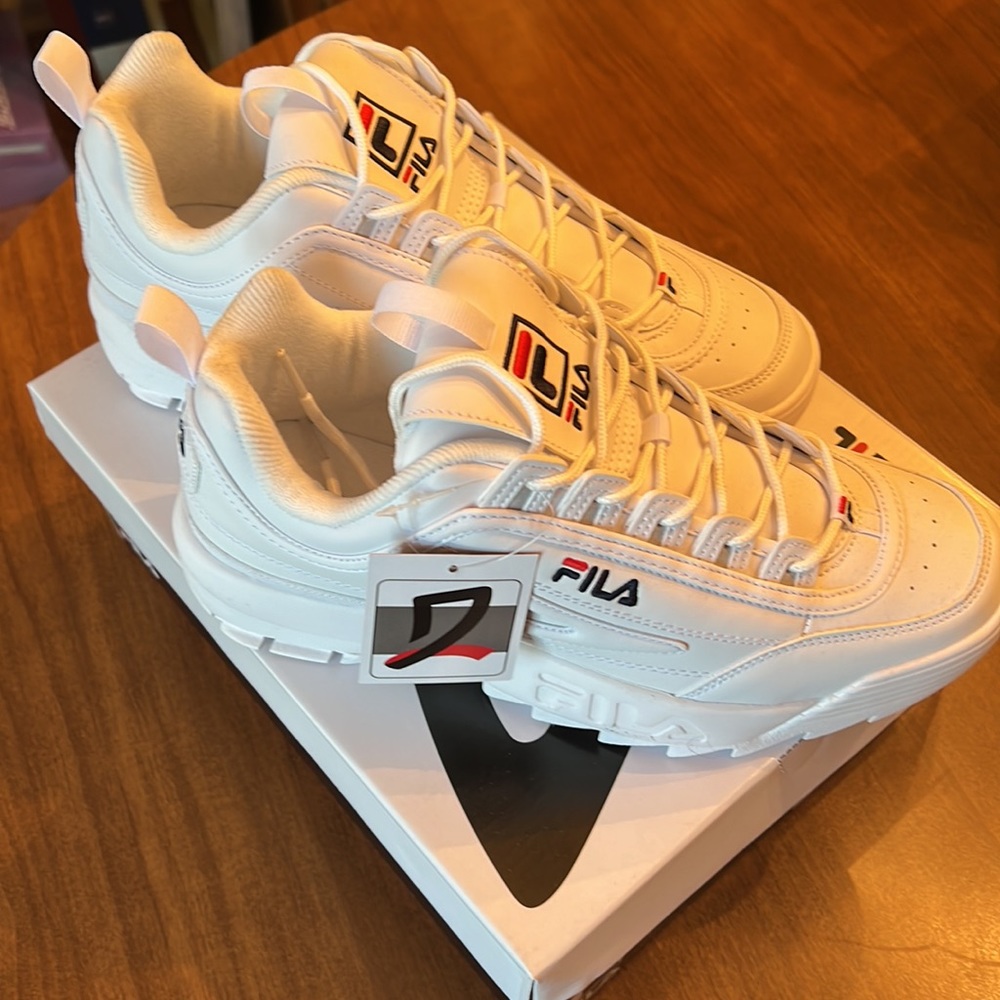 BRAND NEW Men’s Fila Distributor IIs in SIZE-9.5 US